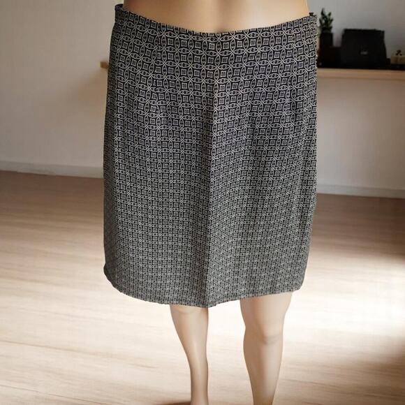 Sophisticated Geometric Print Mini Skirt - Modern Monochrome Elegance - Picture 1 of 7